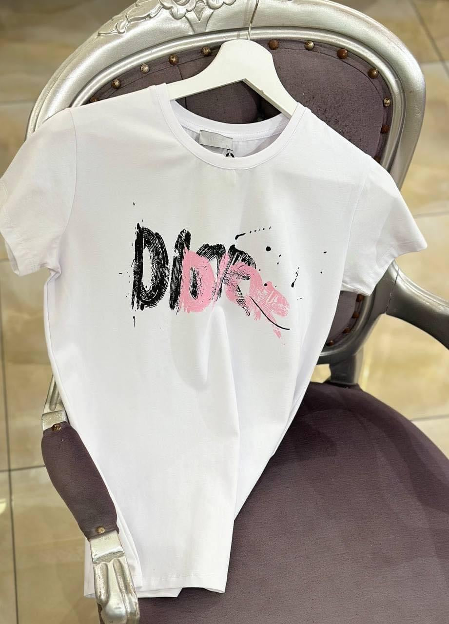Дамска тениска DR Street Art - SatModa https://satmoda.com/products/дамска-тениска-dr-street-art Ефектна дамска тениска с обло деколте и свободна кройка. Осигурява максимален комфорт през летните дни.Съчетава се добре както с дънки, така и със спортен екип.