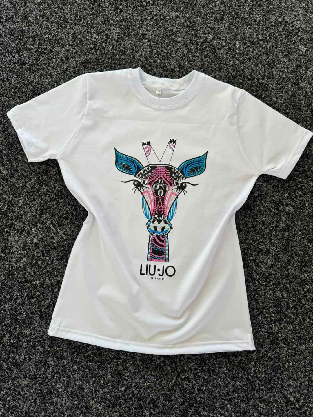 Дамска тениска LIU - SatModa. https://satmoda.com/products/дамска-тениска-liu Ефектна дамска тениска с обло деколте и свободна кройка.Осигурява максимален комфорт през летните дни.Материя: 100% памук.Препоръчителна температура за пране 30