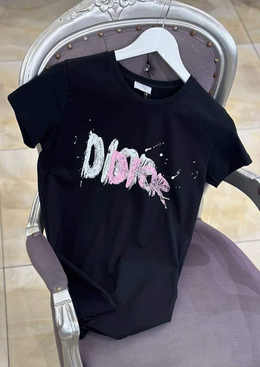 Дамска тениска DR Street Art - SatModa https://satmoda.com/products/дамска-тениска-dr-street-art Ефектна дамска тениска с обло деколте и свободна кройка. Осигурява максимален комфорт през летните дни.Съчетава се добре както с дънки, така и със спортен екип.