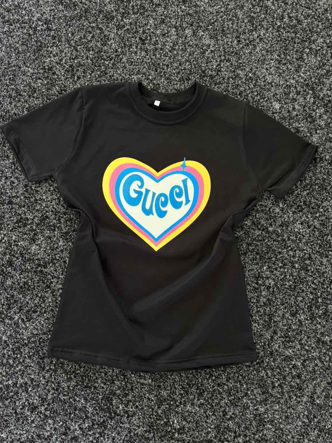 Дамска тениска GC Heart - SatModa https://satmoda.com/products/дамска-тениска-gc-heart Ефектна дамска тениска с обло деколте и свободна кройка.Осигурява максимален комфорт през летните дни.Материя: 100% памук.Препоръчителна температура за пране 30