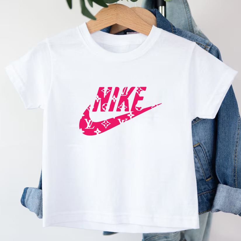 Детска тениска Nike - SatModa. https://satmoda.com/products/детска-тениска-nike Детска тениска със забавен принт за всяко малко приключение. Мека и дишаща, за комфорт през целия ден.