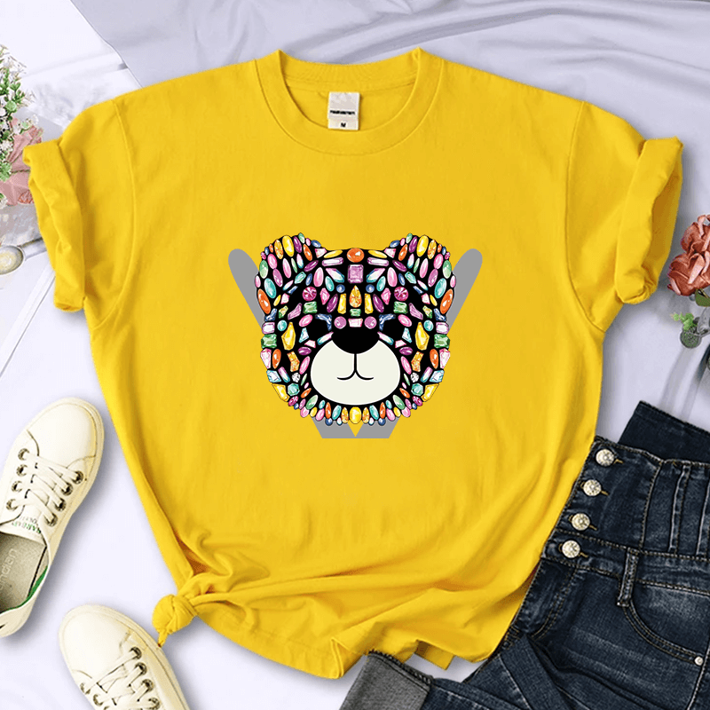 Дамска тениска Color Bear - SatModa https://satmoda.com/products/дамска-тениска-color-bear Дамска тениска със стилен дизайн и висококачествени материали. Отличен избор за ежедневието и спорт. Подходяща за разнообразни поводи и комбинации.