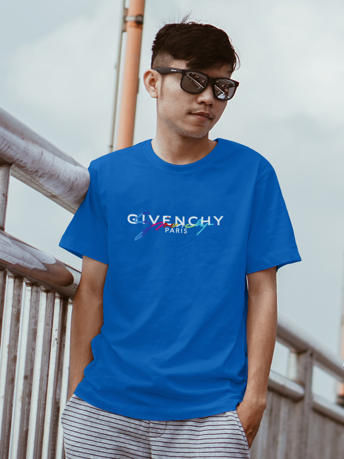 Мъжка тениска Givenchy Paris .
Модерна мъжка тениска с обло деколте и свободна кройка. Материята на тениската е изключително мека и осигурява максимален комфорт през летните дни. Съчетава...
BGN 26.99