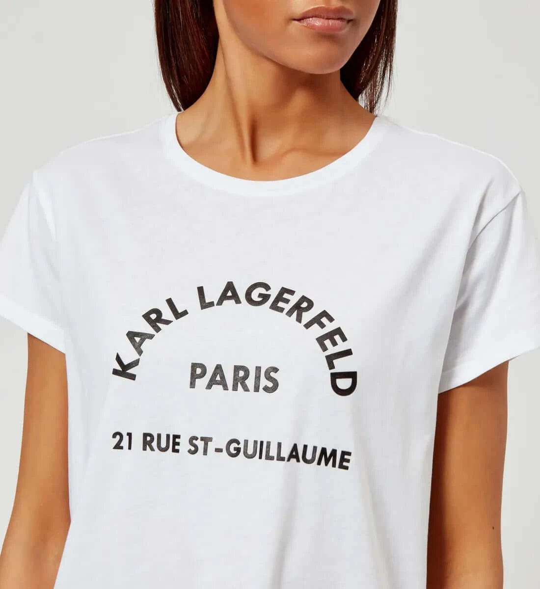 Дамска тениска Karl 21 rue White https://satmoda.com/products/дамска-тениска-karl-21-rue Ефектна дамска тениска с обло деколте и свободна кройка. Осигурява максимален комфорт през летните дни.Съчетава се добре както с дънки, така и със спортен екип.