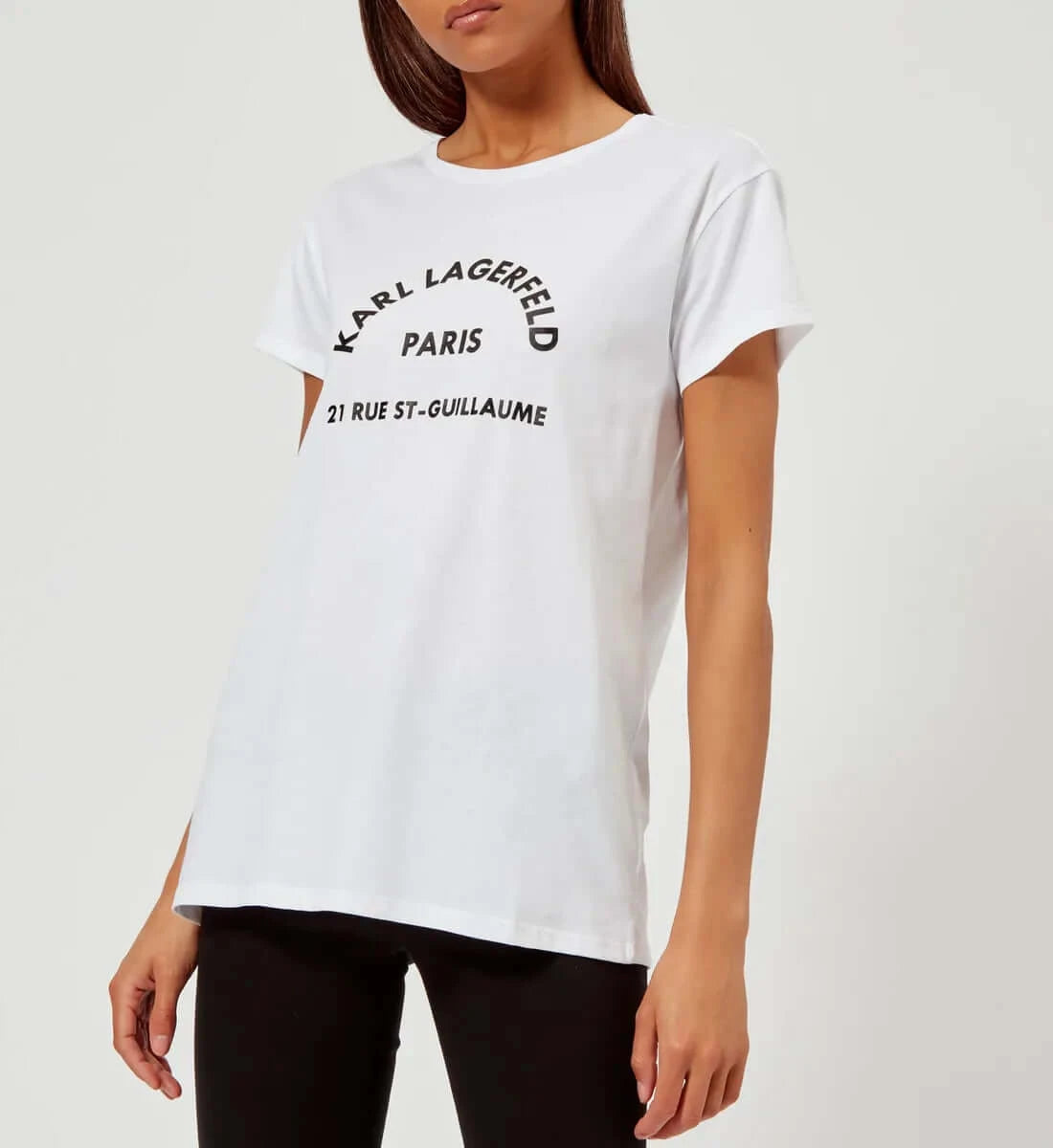 Дамска тениска Karl 21 rue White https://satmoda.com/products/дамска-тениска-karl-21-rue Ефектна дамска тениска с обло деколте и свободна кройка. Осигурява максимален комфорт през летните дни.Съчетава се добре както с дънки, така и със спортен екип.