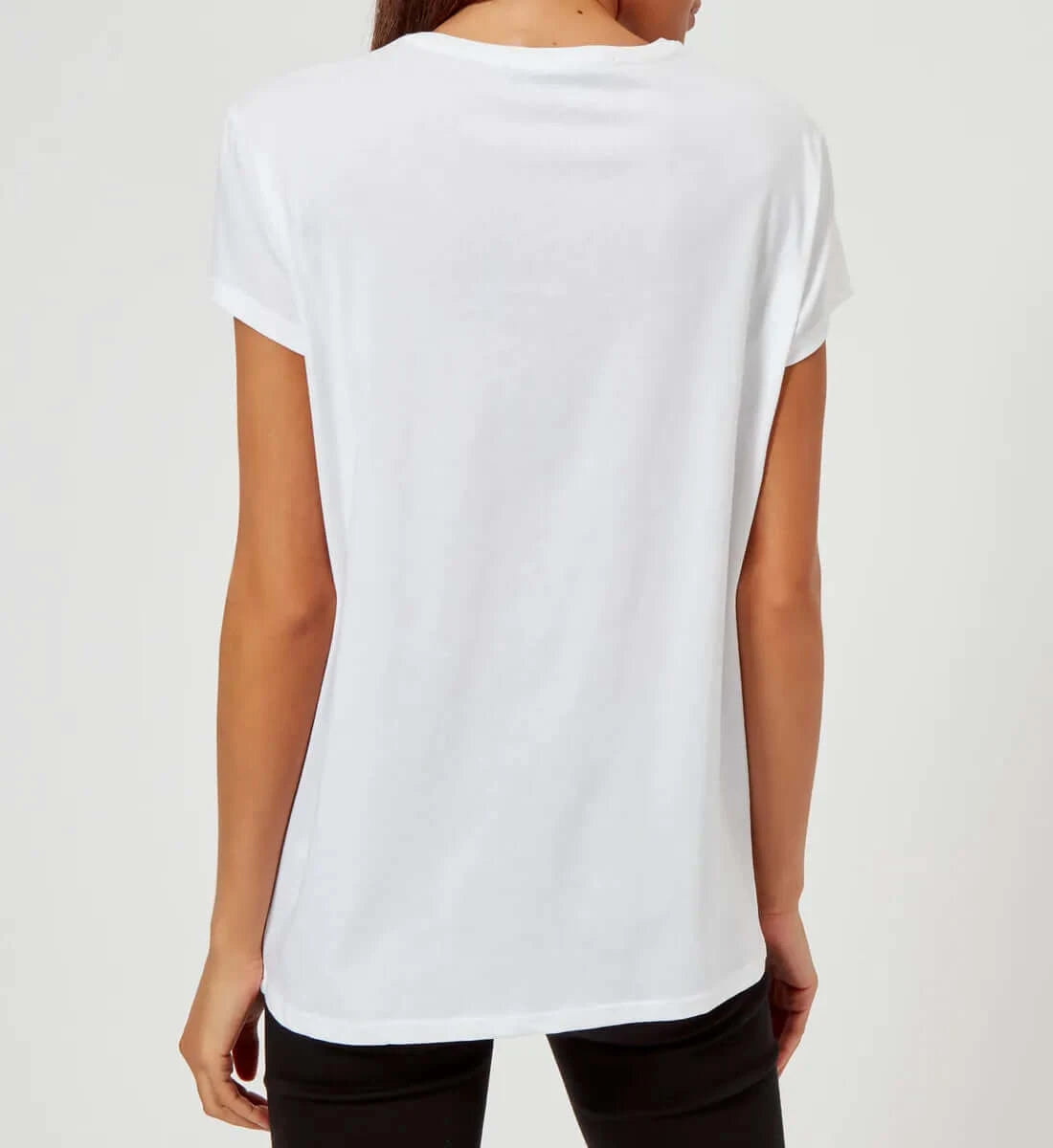 Дамска тениска Karl 21 rue White https://satmoda.com/products/дамска-тениска-karl-21-rue Ефектна дамска тениска с обло деколте и свободна кройка. Осигурява максимален комфорт през летните дни.Съчетава се добре както с дънки, така и със спортен екип.