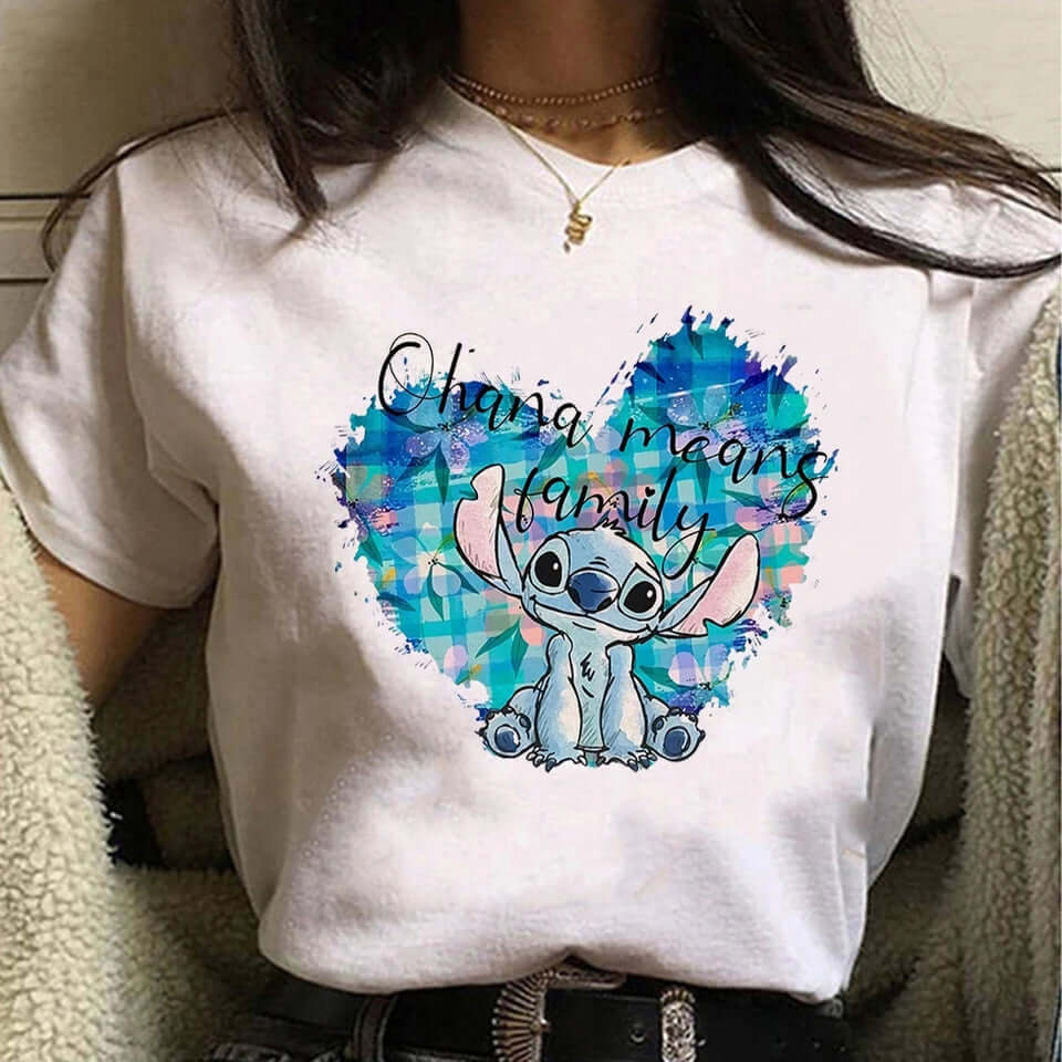 Дамска тениска Stitch Ohana 2. https://satmoda.com/products/дамска-тениска-stitch-ohana-2 Ефектна дамска тениска с обло деколте и свободна кройка. Осигурява максимален комфорт през летните дни.Съчетава се добре както с дънки, така и със спортен екип.