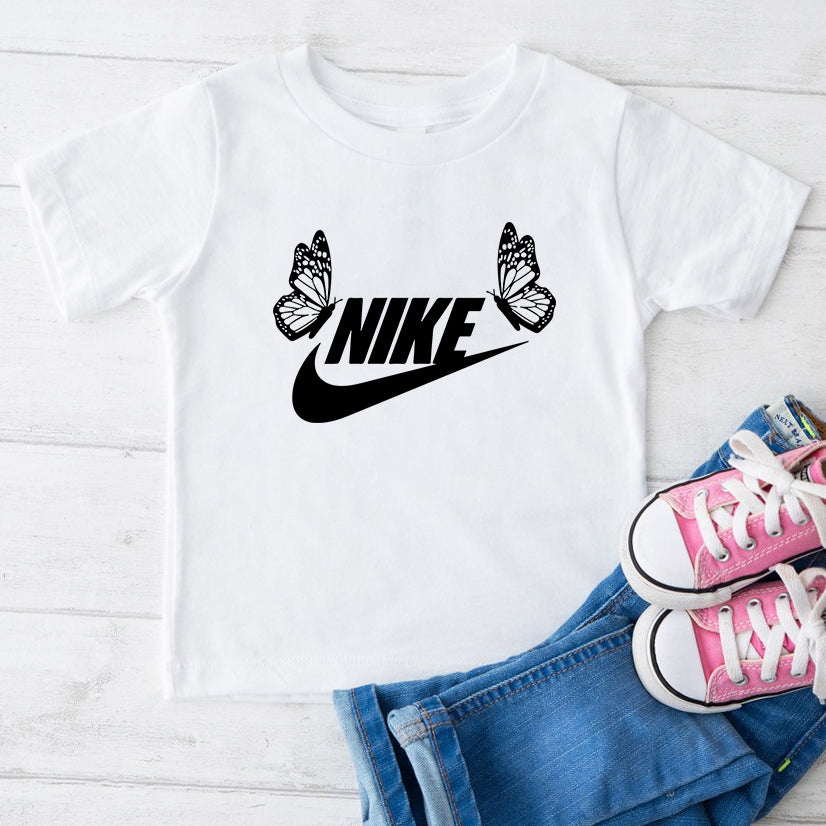 Детска тениска Nike Butterfly - SatModa https://satmoda.com/products/детска-тениска-nike-butterfly Детска тениска със забавен принт за всяко малко приключение. Мека и дишаща, за комфорт през целия ден.