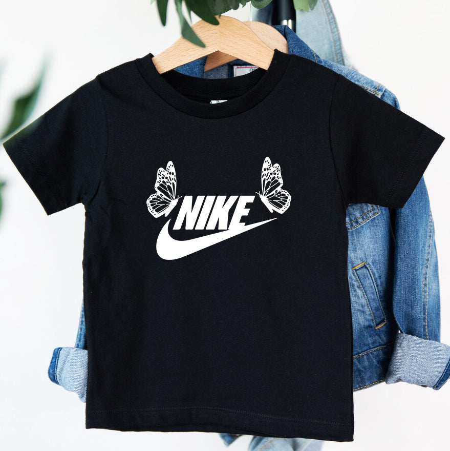 Детска тениска Nike Butterfly - SatModa https://satmoda.com/products/детска-тениска-nike-butterfly Детска тениска със забавен принт за всяко малко приключение. Мека и дишаща, за комфорт през целия ден.