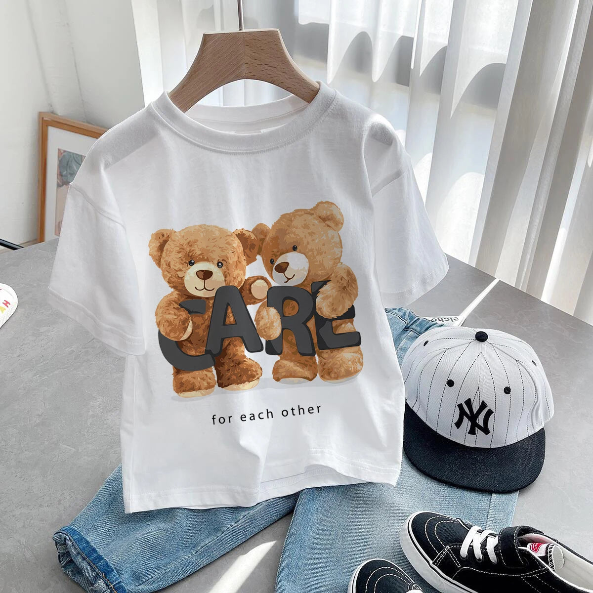 Детска тениска Each Other - SatModa https://satmoda.com/products/детска-тениска-each-other Детска тениска със забавен принт за всяко малко приключение. Мека и дишаща, за комфорт през целия ден.