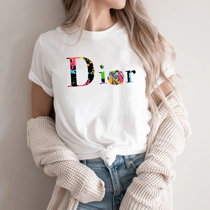 Дамска тениска Dior Color - SatModa https://satmoda.com/products/дамска-тениска-dior-color Ефектна дамска тениска с обло деколте и свободна кройка. Осигурява максимален комфорт през летните дни.Съчетава се добре както с дънки, така и със спортен екип.