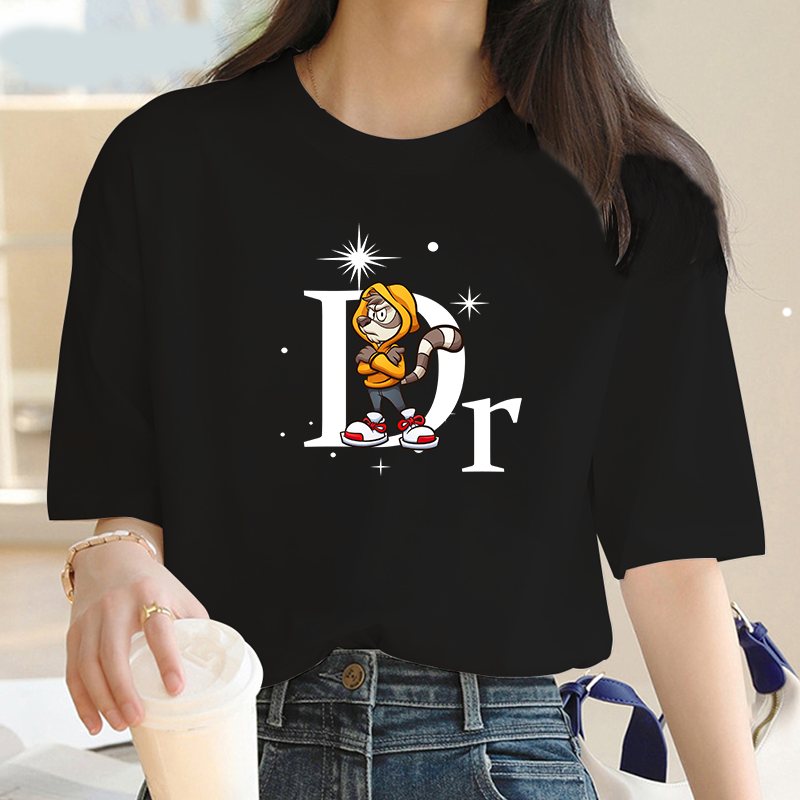 Дамска тениска Dr Wolf - SatModa https://satmoda.com/products/дамска-тениска-dr-wolf Ефектна дамска тениска с обло деколте и свободна кройка. Осигурява максимален комфорт през летните дни.Съчетава се добре както с дънки, така и със спортен екип.