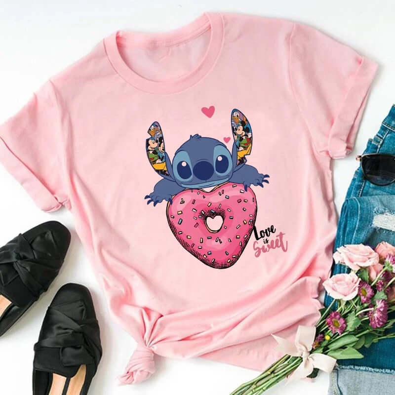 Дамска тениска Stitch Love is Sweet https://satmoda.com/products/дамска-тениска-stitch-love-is-sweet Ефектна дамска тениска с обло деколте и свободна кройка. Осигурява максимален комфорт през летните дни.Съчетава се добре както с дънки, така и със спортен екип.