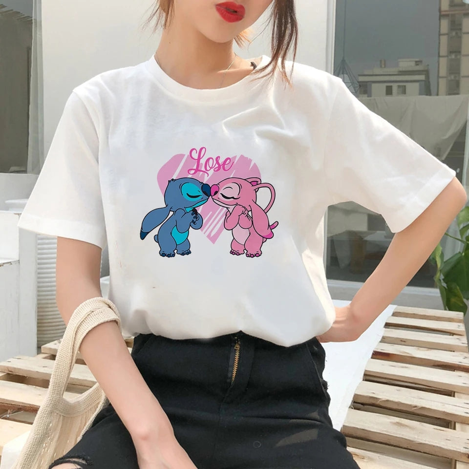 Дамска тениска Stitch Lose - SatModa https://satmoda.com/products/дамска-тениска-stitch-lose Ефектна дамска тениска с обло деколте и свободна кройка. Осигурява максимален комфорт през летните дни.Съчетава се добре както с дънки, така и със спортен екип.