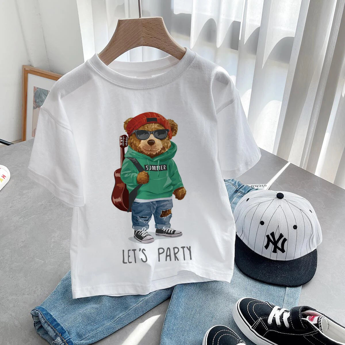 Детска тениска Let's Party - SatModa https://satmoda.com/products/детска-тениска-lets-party-1 Детска тениска със забавен принт за всяко малко приключение. Мека и дишаща, за комфорт през целия ден.