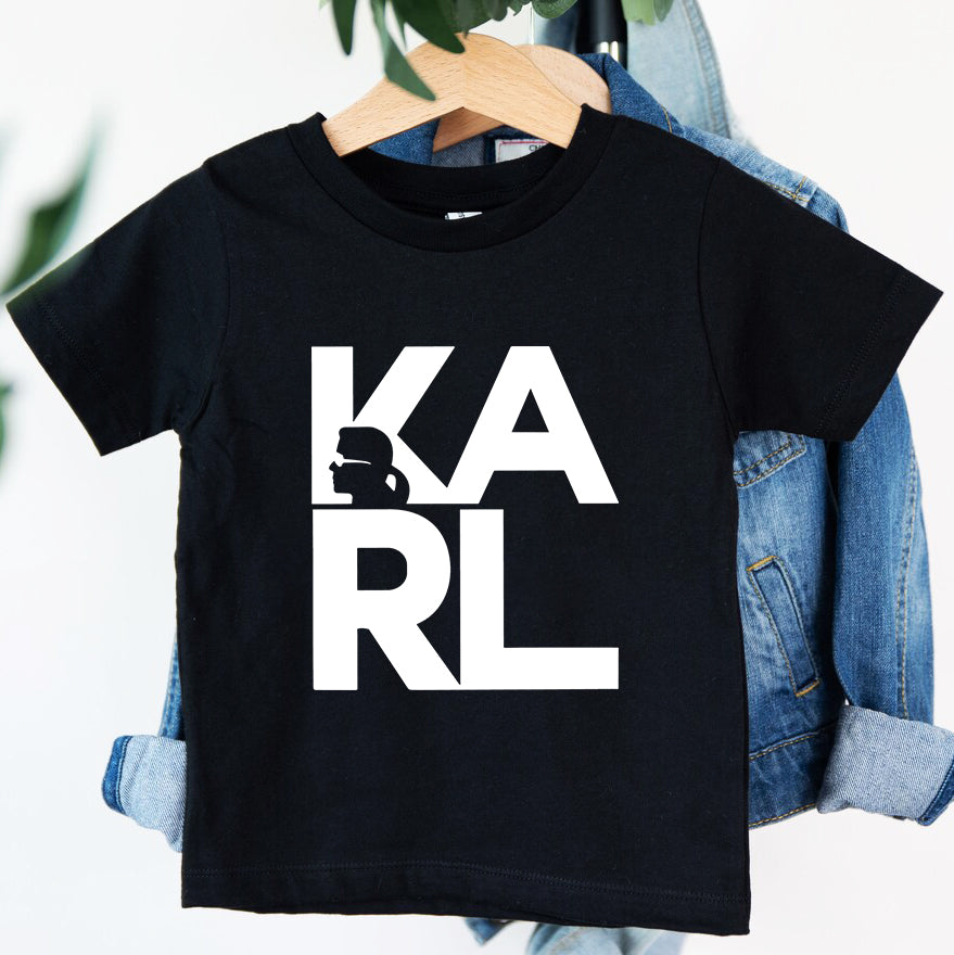 Детска тениска Karl Head - SatMod https://satmoda.com/products/детска-тениска-karl-head Детска тениска със забавен принт за всяко малко приключение. Мека и дишаща, за комфорт през целия ден.