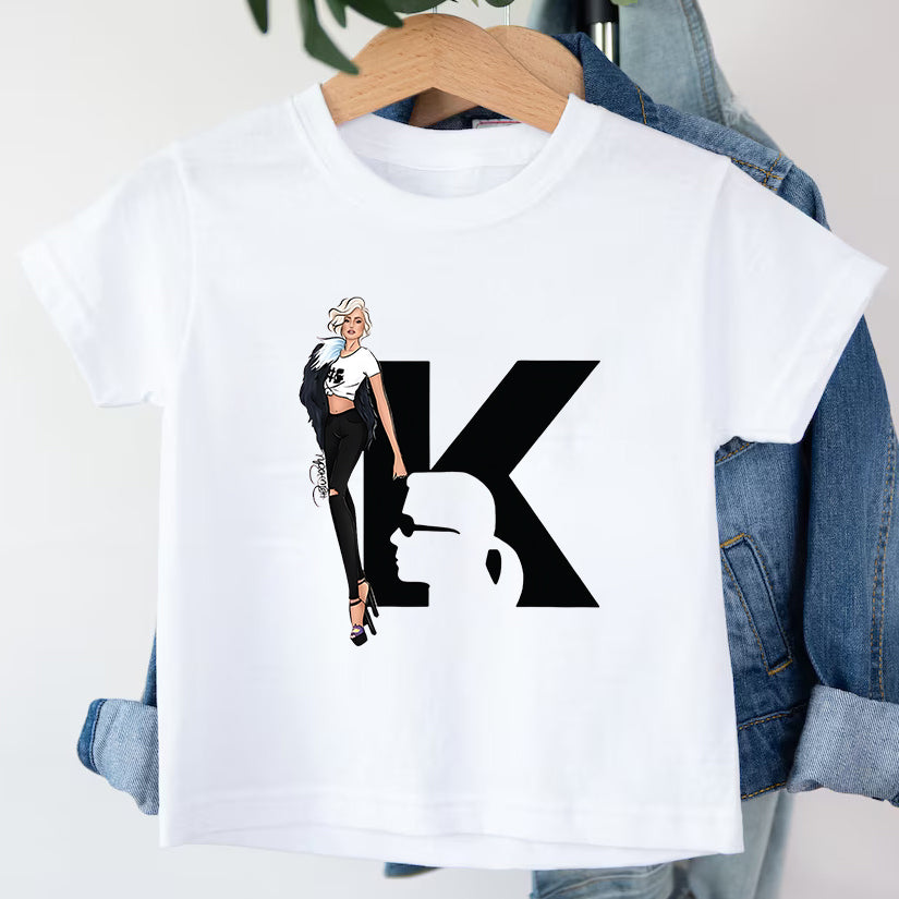 Детска тениска Karl Fashion - SatModa https://satmoda.com/products/детска-тениска-karl-fashion Детска тениска със забавен принт за всяко малко приключение. Мека и дишаща, за комфорт през целия ден.