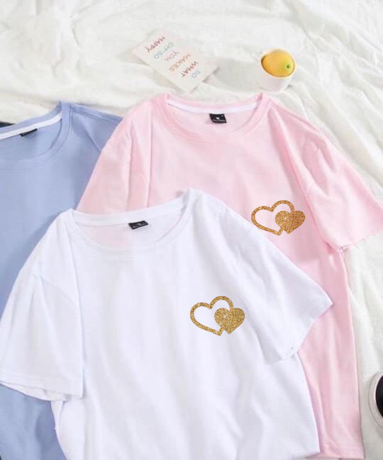 Дамска тениска Gold Heart SatModa https://satmoda.com/products/дамска-тениска-gold-heart Дамска Тениска с обло деколте и свободна кройка. Материята на тениската е изключително мека и приятна и осигурява максимален комфорт през летните дни. 100% памук