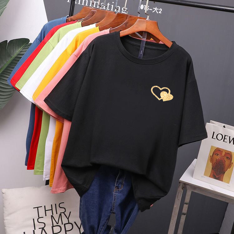 Дамска тениска Gold Heart SatModa https://satmoda.com/products/дамска-тениска-gold-heart Дамска Тениска с обло деколте и свободна кройка. Материята на тениската е изключително мека и приятна и осигурява максимален комфорт през летните дни. 100% памук