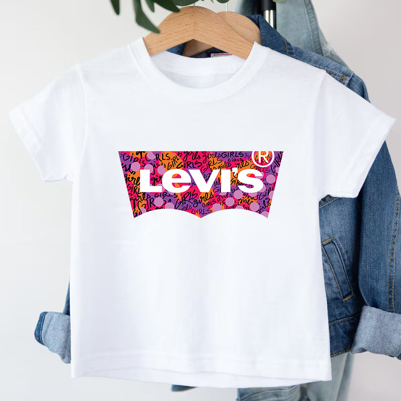 Детска тениска Levis - SatMod. https://satmoda.com/products/детска-тениска-levis Детска тениска със забавен принт за всяко малко приключение. Мека и дишаща, за комфорт през целия ден.