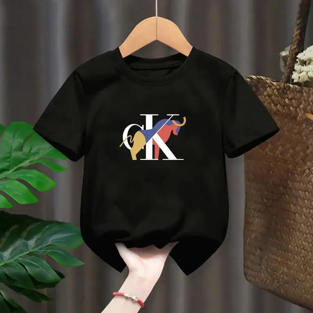 Детска тениска kC https://satmoda.com/products/детска-тениска-kc Детска тениска със забавен принт за всяко малко приключение. Мека и дишаща, за комфорт през целия ден.