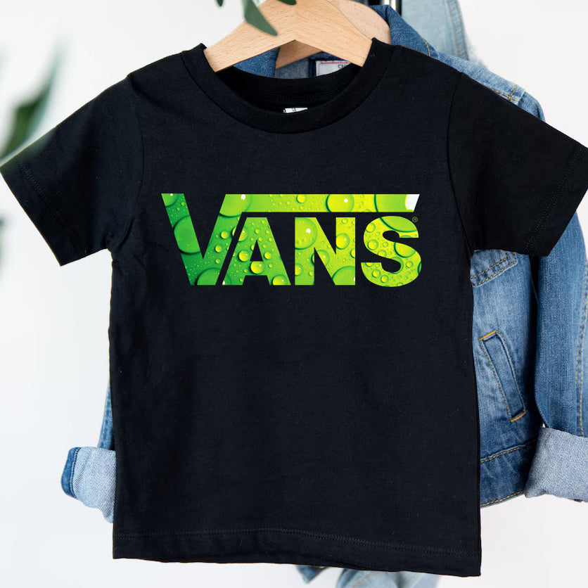 SatModa SatModa https://satmoda.com › products › детска-тениска-vans Детска тениска Vans / SatModa. Детска тениска със забавен принт за всяко малко приключение. Мека и дишаща, за комфорт през целия ден. BGN 23.60
