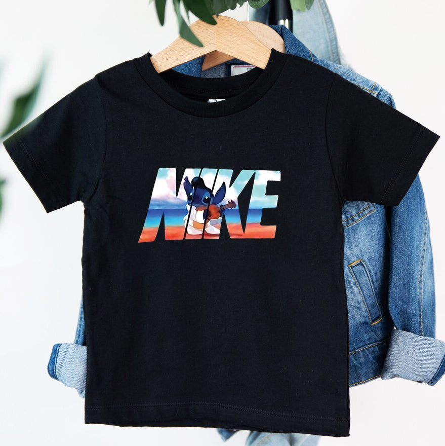 Детска тениска Nike Stich - SatModa https://satmoda.com/products/детска-тениска-nike-stich Детска тениска със забавен принт за всяко малко приключение. Мека и дишаща, за комфорт през целия ден.