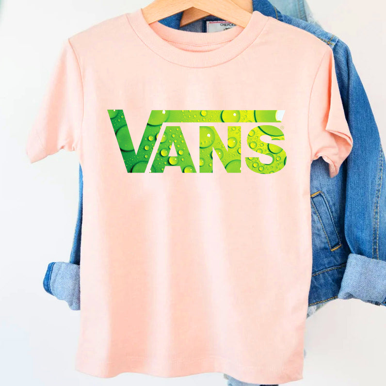 SatModa SatModa https://satmoda.com › products › детска-тениска-vans Детска тениска Vans / SatModa. Детска тениска със забавен принт за всяко малко приключение. Мека и дишаща, за комфорт през целия ден. BGN 23.60