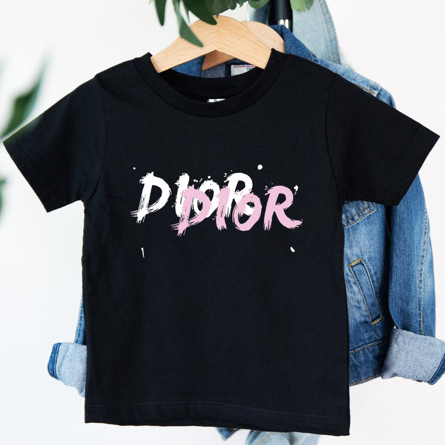 Детска тениска DR Street Art - SatMod https://satmoda.com/products/детска-тениска-dr-street-art Детска тениска със забавен принт за всяко малко приключение. Мека и дишаща, за комфорт през целия ден.