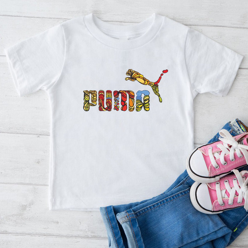 Детска тениска Puma Color - SatModa https://satmoda.com/products/детска-тениска-puma-color Детска тениска със забавен принт за всяко малко приключение. Мека и дишаща, за комфорт през целия ден.