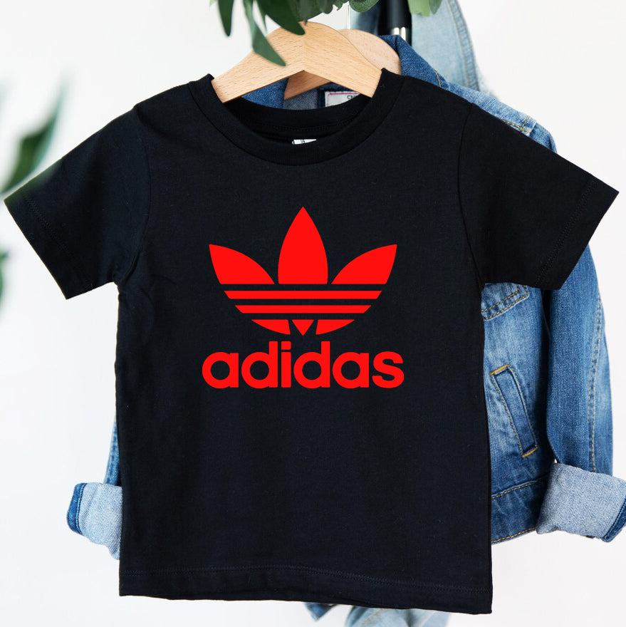 Детска тениска Adidas Red Logo - SatMod https://satmoda.com/products/детска-тениска-adidas-red-logo Детска тениска със забавен принт за всяко малко приключение. Мека и дишаща, за комфорт през целия ден.