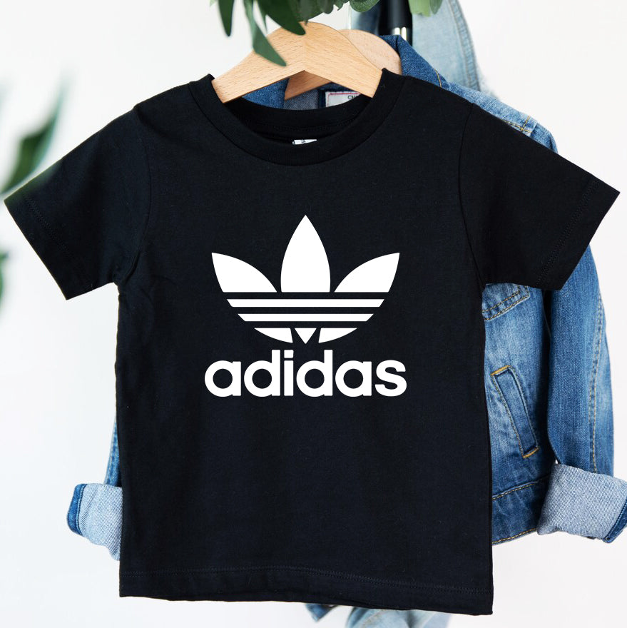Детска тениска Adidas Classic - SatModa https://satmoda.com/products/детска-тениска-adidas-classic Детска тениска със забавен принт за всяко малко приключение. Мека и дишаща, за комфорт през целия ден.
