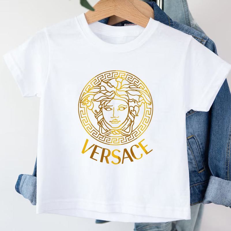 SatModa SatModa https://satmoda.com › products › детска-тениска-versace-gold Детска тениска Versace Gold / SatModa Детска тениска със забавен принт за всяко малко приключение. Мека и дишаща, за комфорт през целия ден. BGN 23.60