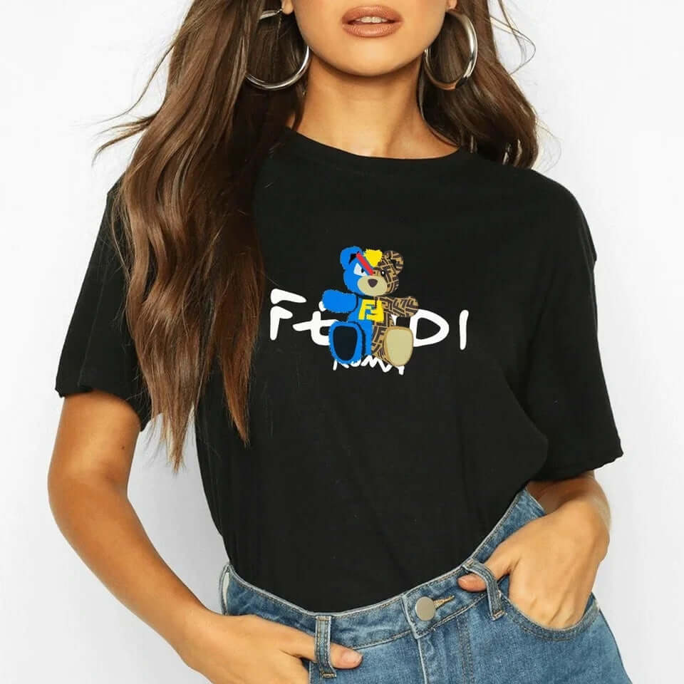 Дамска тениска Fendi - SatModa https://satmoda.com/products/дамска-тениска-fendi Дамска тениска със стилен дизайн и висококачествени материали. Отличен избор за ежедневието и спорт. Подходяща за разнообразни поводи и комбинации.