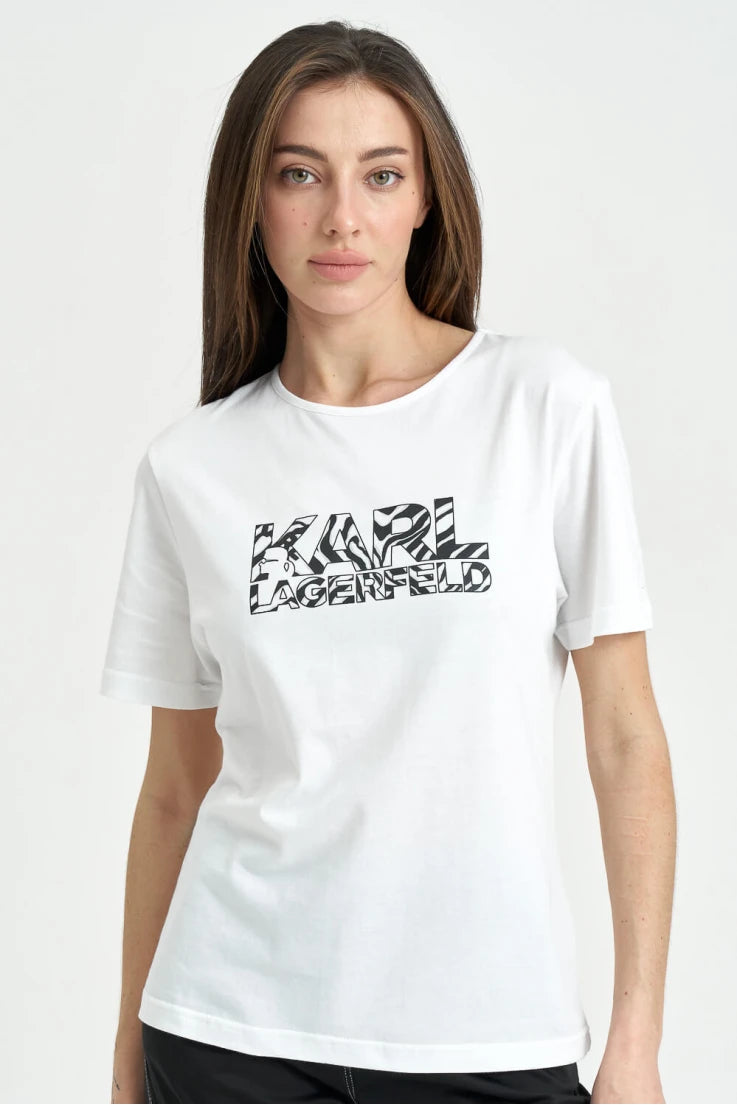 Дамска тениска Karl Zebra Black&White https://satmoda.com/products/дамска-тениска-karl-zebra Ефектна дамска тениска с обло деколте и свободна кройка. Осигурява максимален комфорт през летните дни.Съчетава се добре както с дънки, така и със спортен екип.