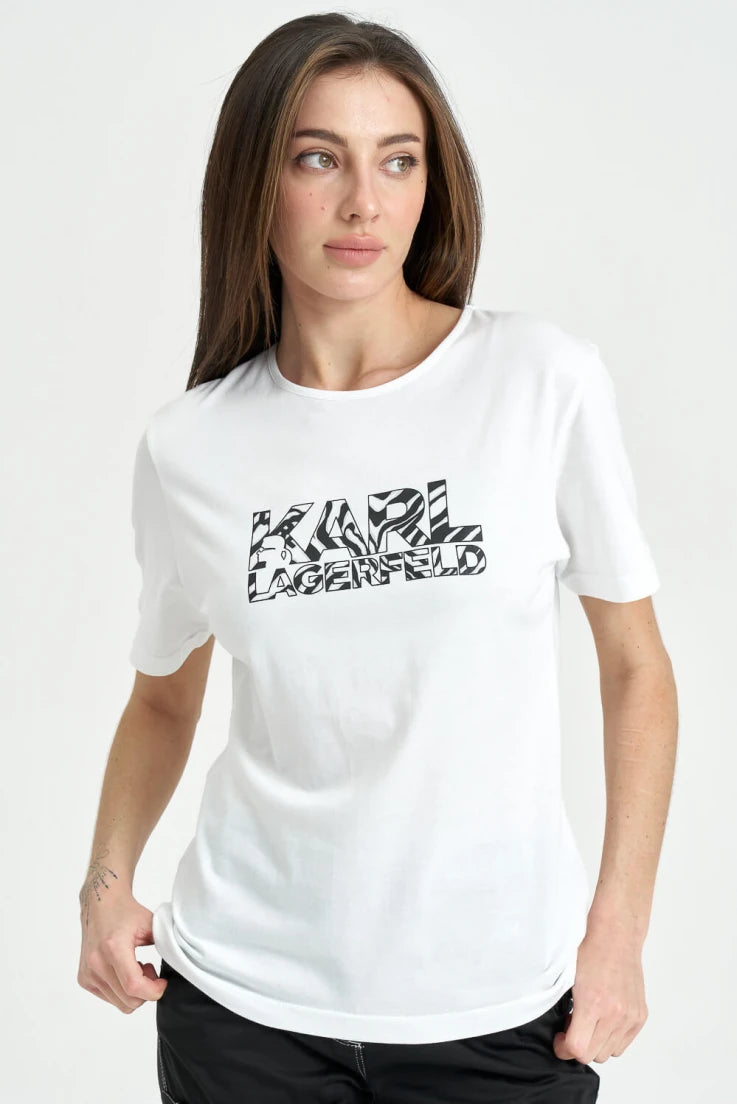 Дамска тениска Karl Zebra Black&White https://satmoda.com/products/дамска-тениска-karl-zebra Ефектна дамска тениска с обло деколте и свободна кройка. Осигурява максимален комфорт през летните дни.Съчетава се добре както с дънки, така и със спортен екип.
