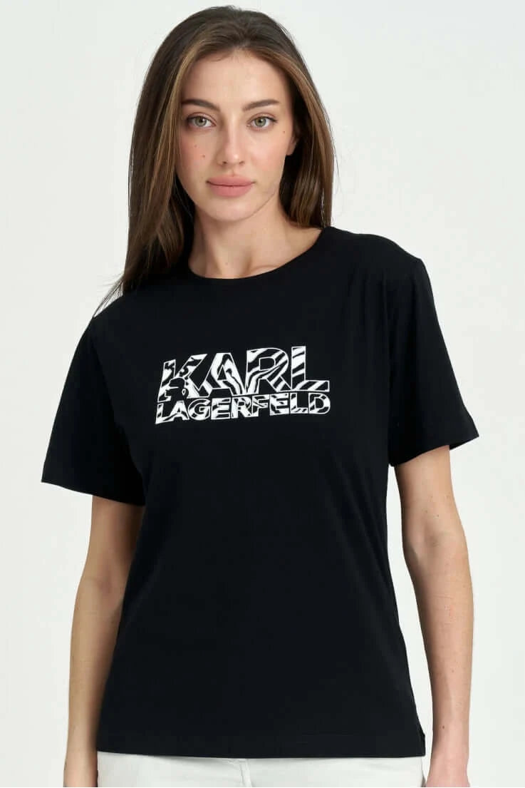 Дамска тениска Karl Zebra Black&White https://satmoda.com/products/дамска-тениска-karl-zebra Ефектна дамска тениска с обло деколте и свободна кройка. Осигурява максимален комфорт през летните дни.Съчетава се добре както с дънки, така и със спортен екип.