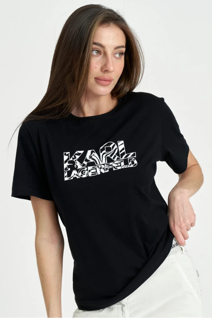 Дамска тениска Karl Zebra Black&White https://satmoda.com/products/дамска-тениска-karl-zebra Ефектна дамска тениска с обло деколте и свободна кройка. Осигурява максимален комфорт през летните дни.Съчетава се добре както с дънки, така и със спортен екип.