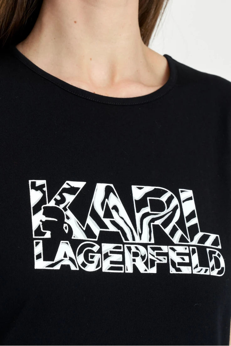 Дамска тениска Karl Zebra Black&White https://satmoda.com/products/дамска-тениска-karl-zebra Ефектна дамска тениска с обло деколте и свободна кройка. Осигурява максимален комфорт през летните дни.Съчетава се добре както с дънки, така и със спортен екип.