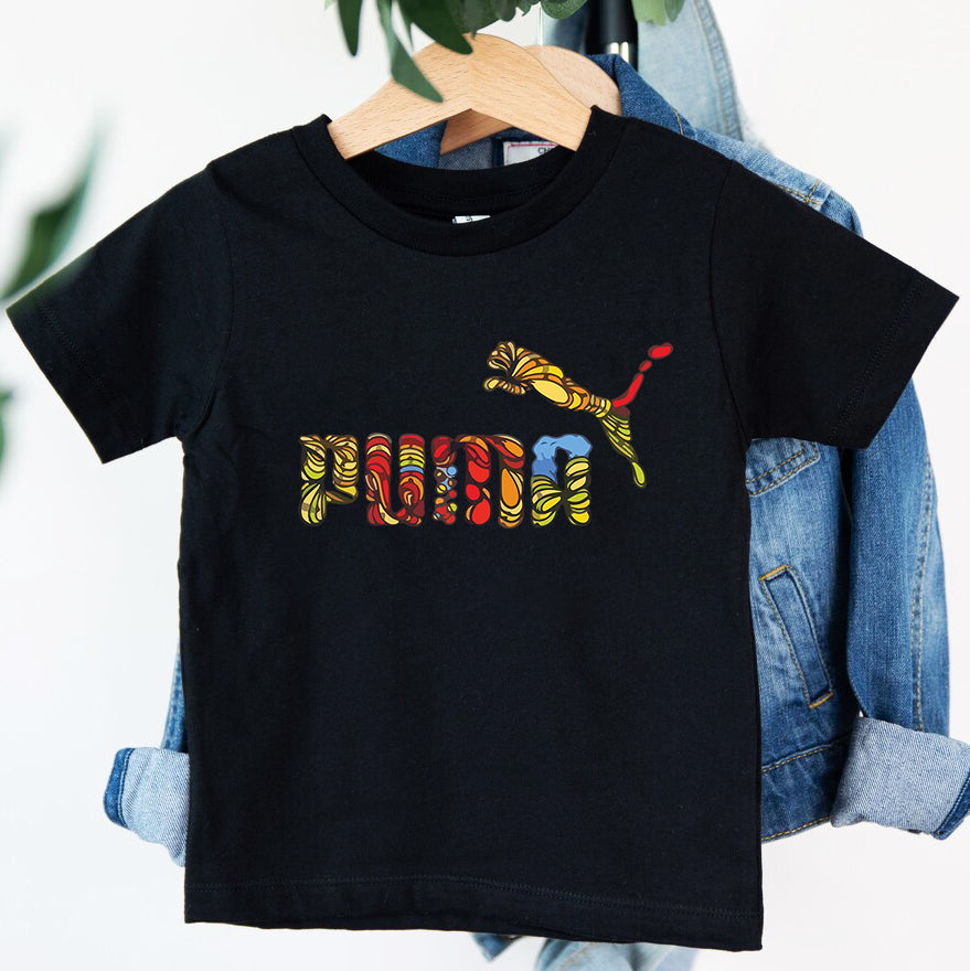 Детска тениска Puma Color - SatModa https://satmoda.com/products/детска-тениска-puma-color Детска тениска със забавен принт за всяко малко приключение. Мека и дишаща, за комфорт през целия ден.