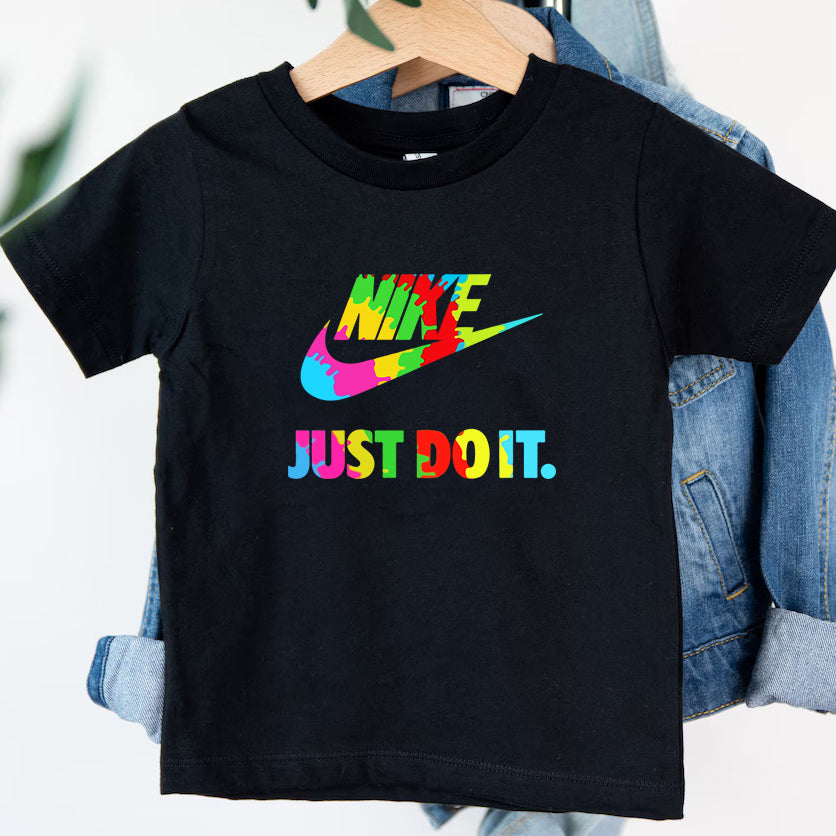 SatModa SatModa https://satmoda.com › products › детска-тениска-colorful-nike Детска тениска Colorful Nike / SatModa Детска тениска със забавен принт за всяко малко приключение. Мека и дишаща, за комфорт през целия ден. BGN 23.60