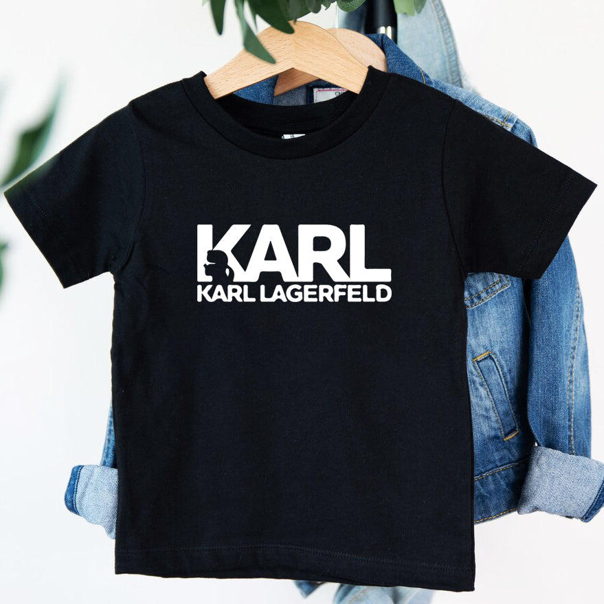 Детска тениска Karl Classic - SatMod https://satmoda.com/products/детска-тениска-karl-classic Детска тениска със забавен принт за всяко малко приключение. Мека и дишаща, за комфорт през целия ден.