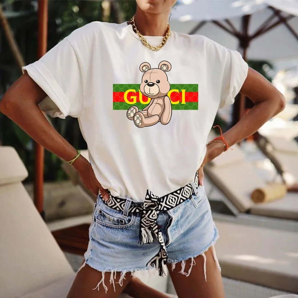 Дамска тениска Gu Bear - SatModa https://satmoda.com/products/дамска-тениска-gu-bear Дамска тениска със стилен дизайн и висококачествени материали. Отличен избор за ежедневието и спорт. Подходяща за разнообразни поводи и комбинации.