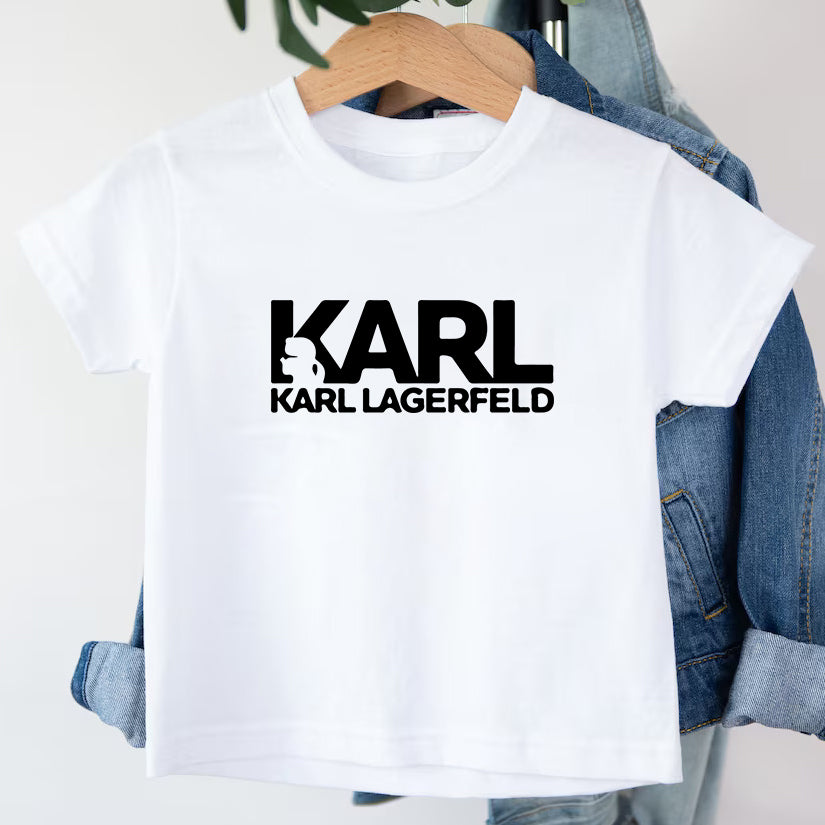 Детска тениска Karl Classic - SatMod https://satmoda.com/products/детска-тениска-karl-classic Детска тениска със забавен принт за всяко малко приключение. Мека и дишаща, за комфорт през целия ден.