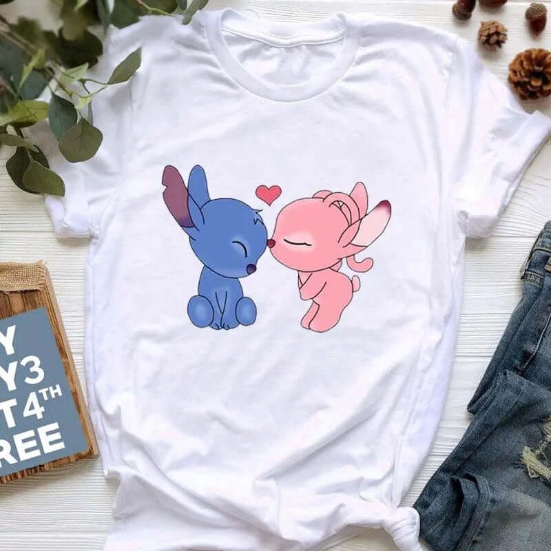 Дамска тениска Stitch Babies . https://satmoda.com/products/дамска-тениска-stitch-babies Ефектна дамска тениска с обло деколте и свободна кройка. Осигурява максимален комфорт през летните дни.Съчетава се добре както с дънки, така и със спортен екип.