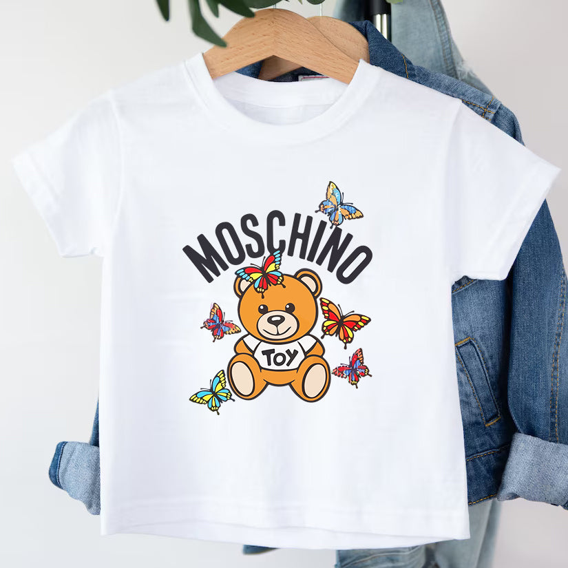 Детска тениска Moschino Butterfly https://satmoda.com/products/детска-тениска-moschino-butterfly Детска тениска със забавен принт за всяко малко приключение. Мека и дишаща, за комфорт през целия ден.