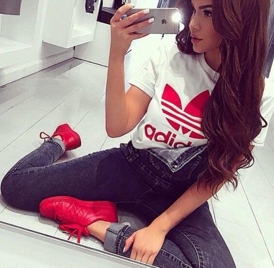 Дамска тениска A* Red Logo Classic https://satmoda.com/products/дамска-тениска-a-red-logo Ефектна дамска тениска с обло деколте и свободна кройка. Осигурява максимален комфорт през летните дни.Съчетава се добре както с дънки, така и със спортен екип.
