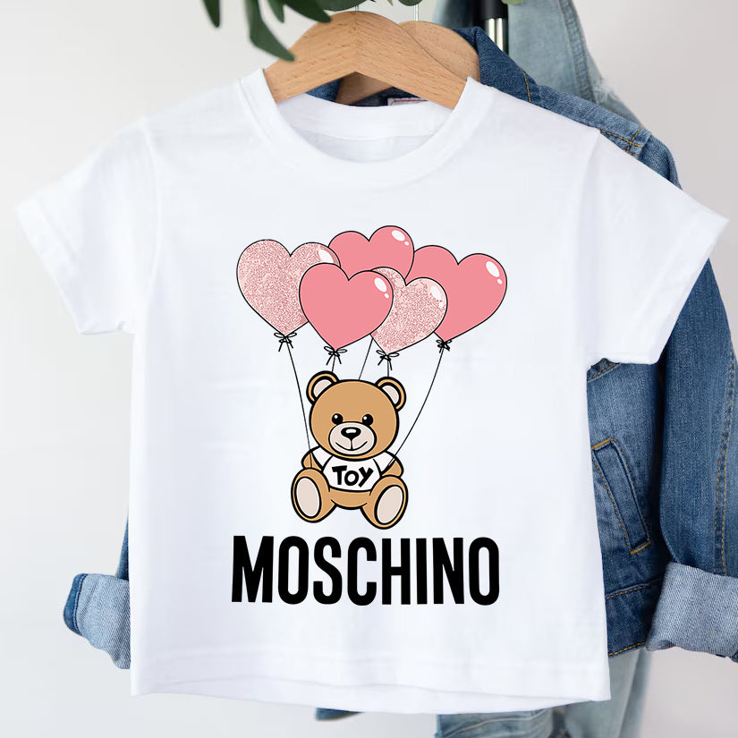 Детска тениска Moschino Balloons https://satmoda.com/products/детска-тениска-moschino-balloons Детска тениска със забавен принт за всяко малко приключение. Мека и дишаща, за комфорт през целия ден.