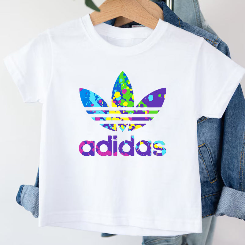 SatModa SatModa https://satmoda.com › products › детска-тениска-adidas-stain Детска тениска Adidas Stain / SatModa Детска тениска със забавен принт за всяко малко приключение. Мека и дишаща, за комфорт през целия ден. BGN 23.60