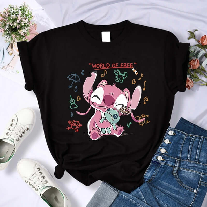 Дамска тениска Stitch World of Free 2 https://satmoda.com/products/дамска-тениска-stitch-world-of-free-2 Ефектна дамска тениска с обло деколте и свободна кройка. Осигурява максимален комфорт през летните дни.Съчетава се добре както с дънки, така и със спортен екип.